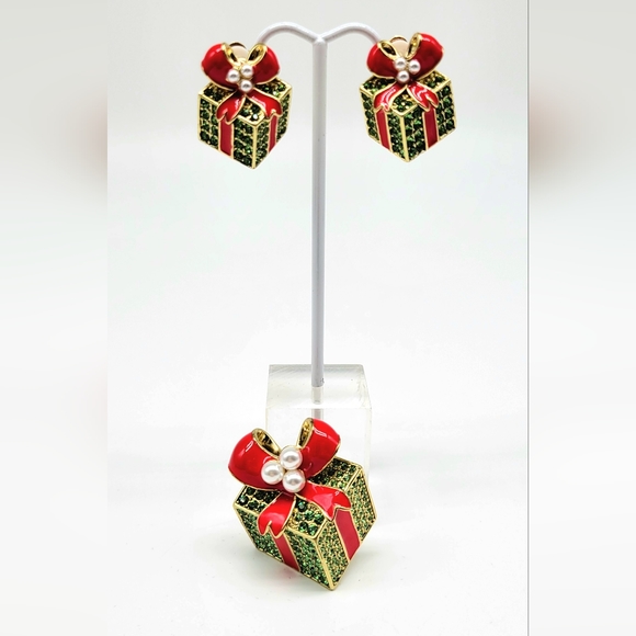 Heidi Daus Gift Shaped Pin and Clip On Earrings Set w/ Swarovski Crystal + Pearl - Picture 5 of 11